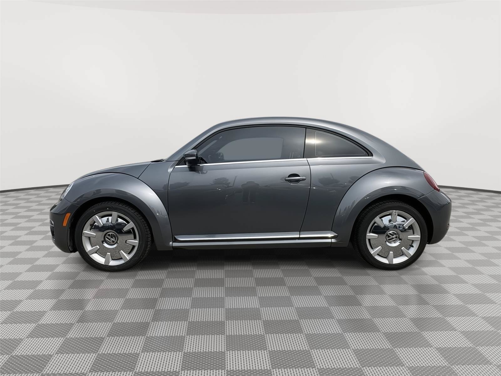 Used 2019 Volkswagen Beetle 2.0T SE w/ SE Premium Package FWD image 2