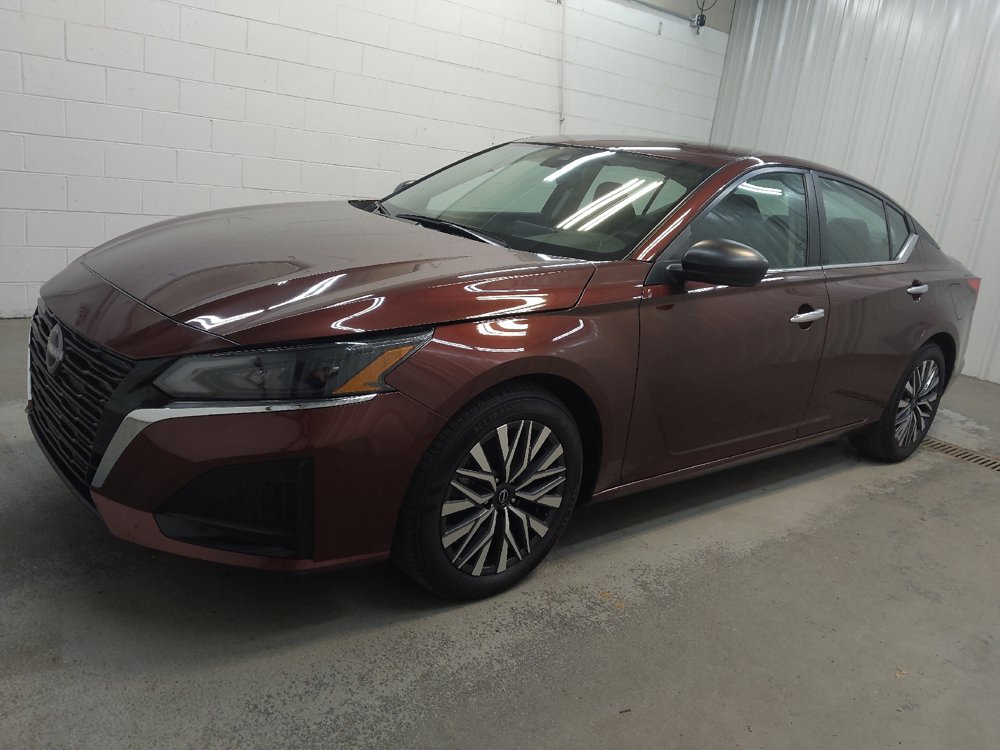 Used 2025 Nissan Altima 2.5 SV FWD image 2