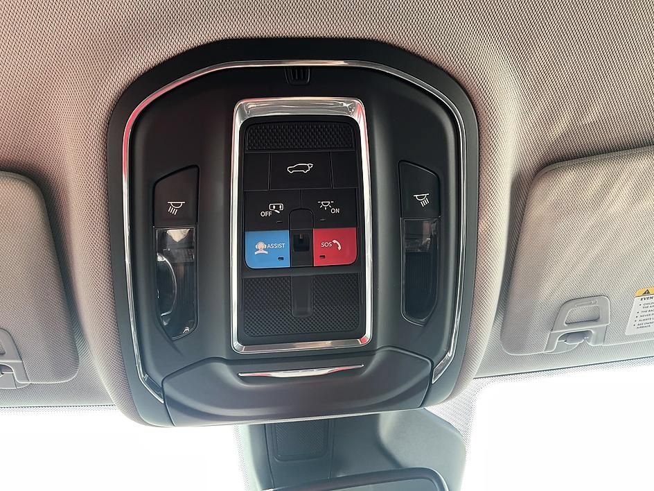 Used 2023 Jeep Grand Cherokee Laredo w/ Luxury Tech Group I AWD/4WD image 12