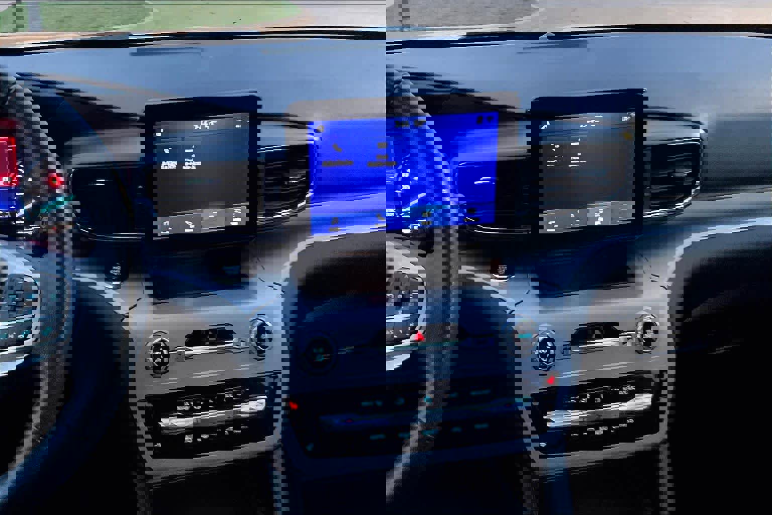 Used 2024 Ford Explorer XLT w/ Equipment Group 202A image 8