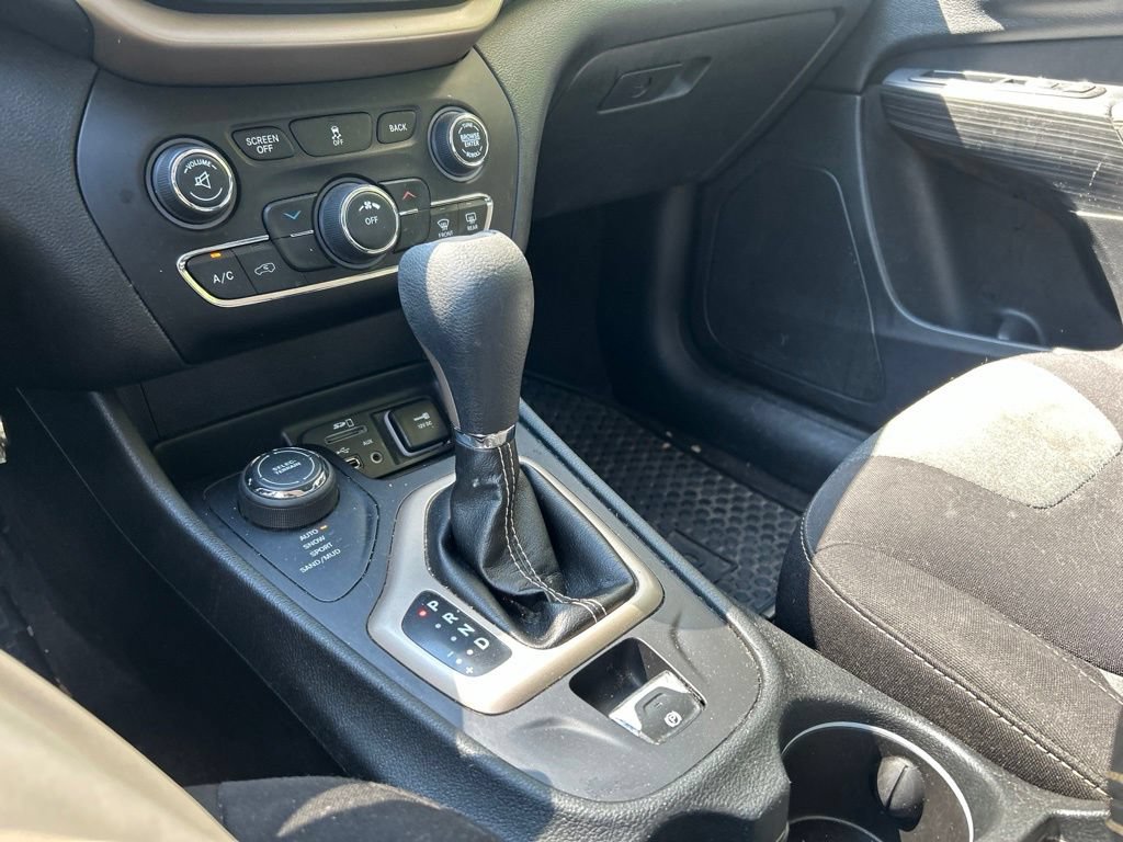 Used 2016 Jeep Cherokee Sport w/ Cold Weather Group AWD/4WD image 22