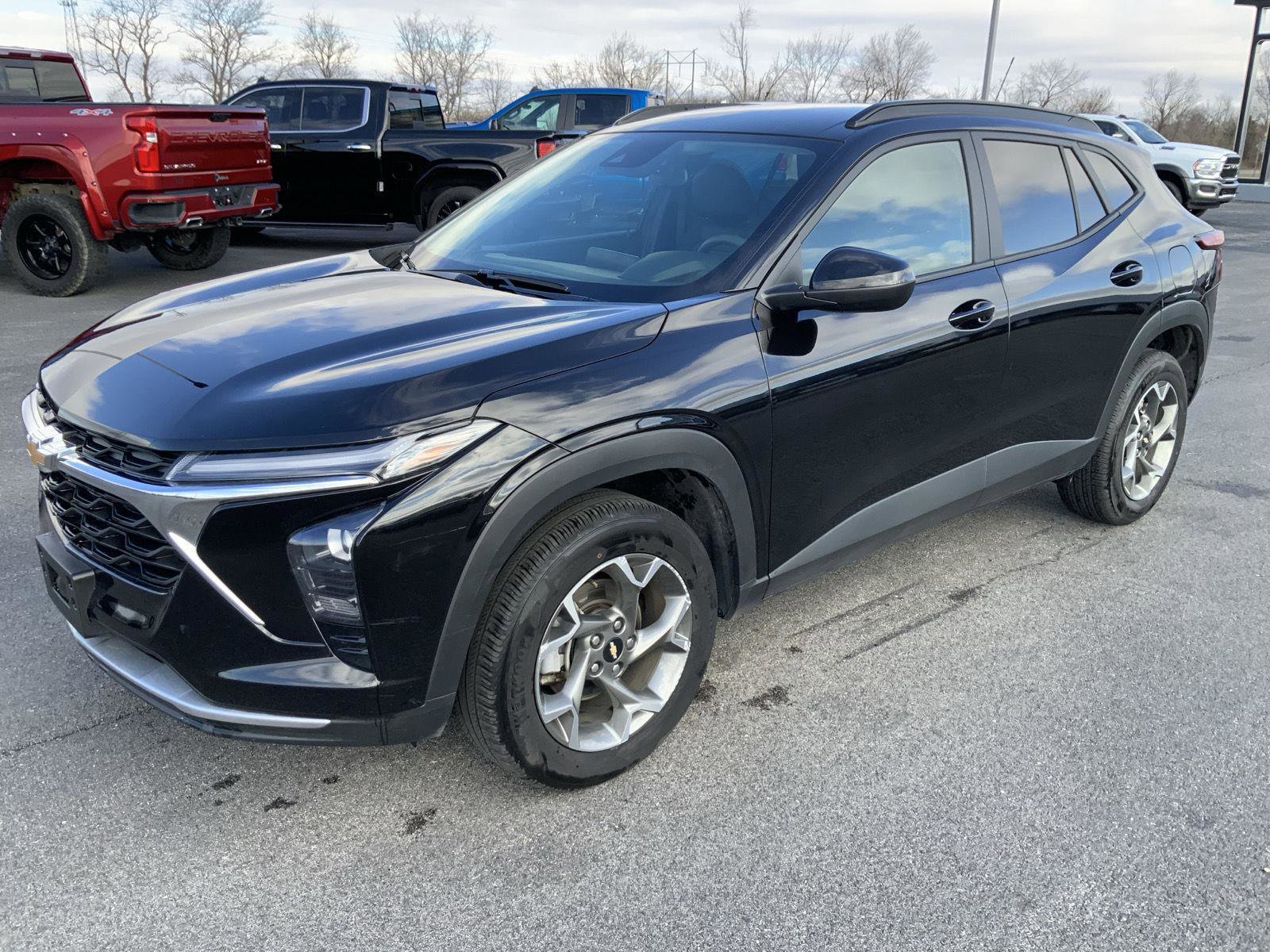 Used 2025 Chevrolet Trax LT FWD image 4