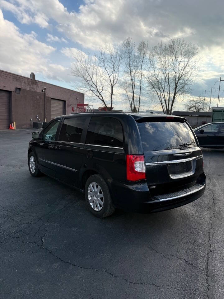 Used 2014 Chrysler Town & Country Touring FWD image 5