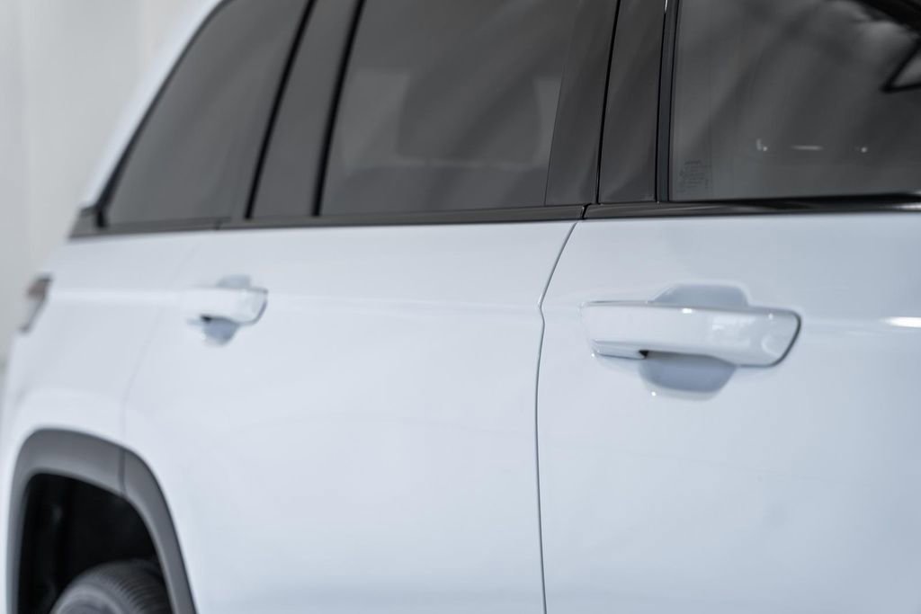 New 2025 Jeep Grand Cherokee Altitude image 15