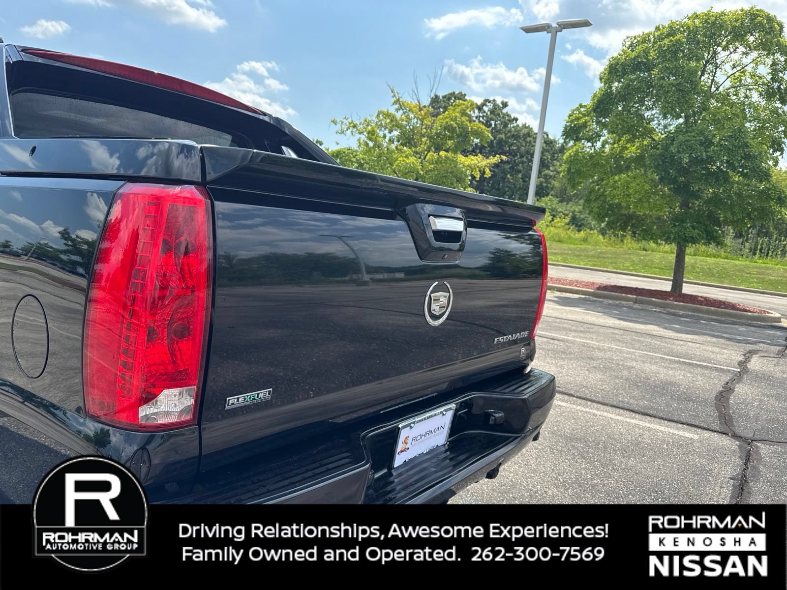 Used 2011 Cadillac Escalade EXT Premium AWD/4WD image 4