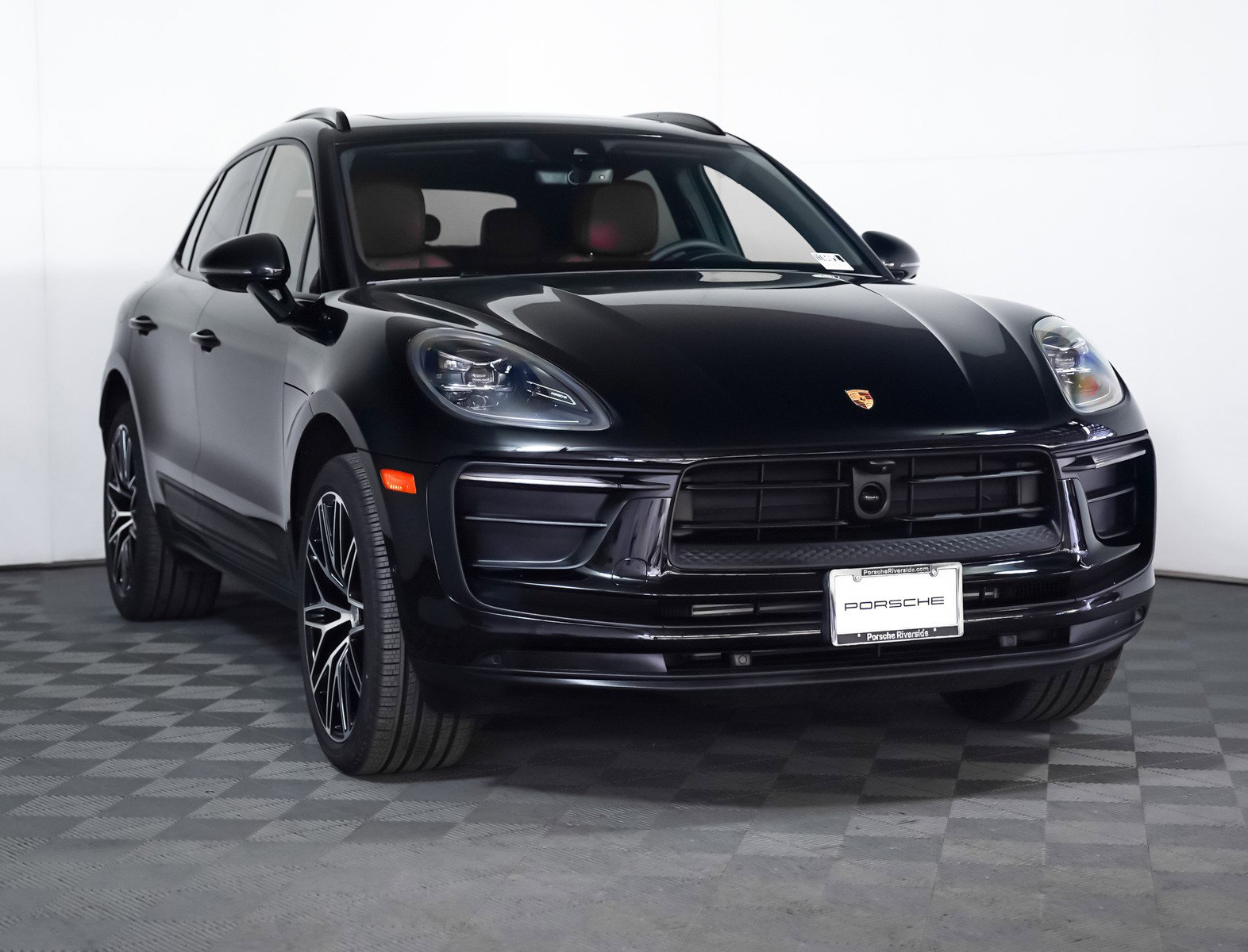 Certified 2025 Porsche Macan image 9