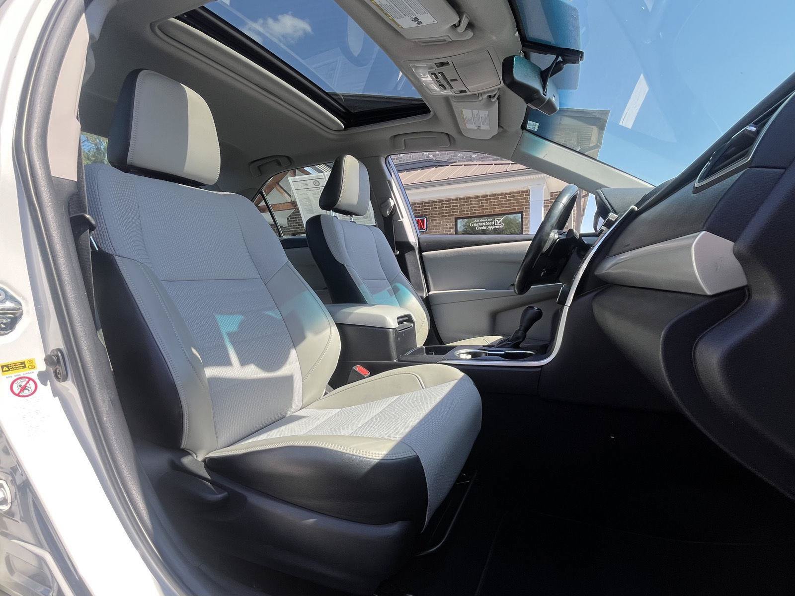 Used 2016 Toyota Camry SE w/ Moonroof Package FWD image 13