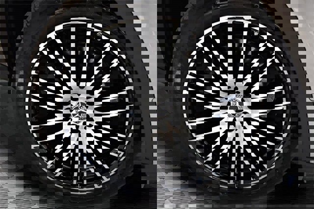 Used 2024 Mercedes-Benz GLC 300 4MATIC image 14