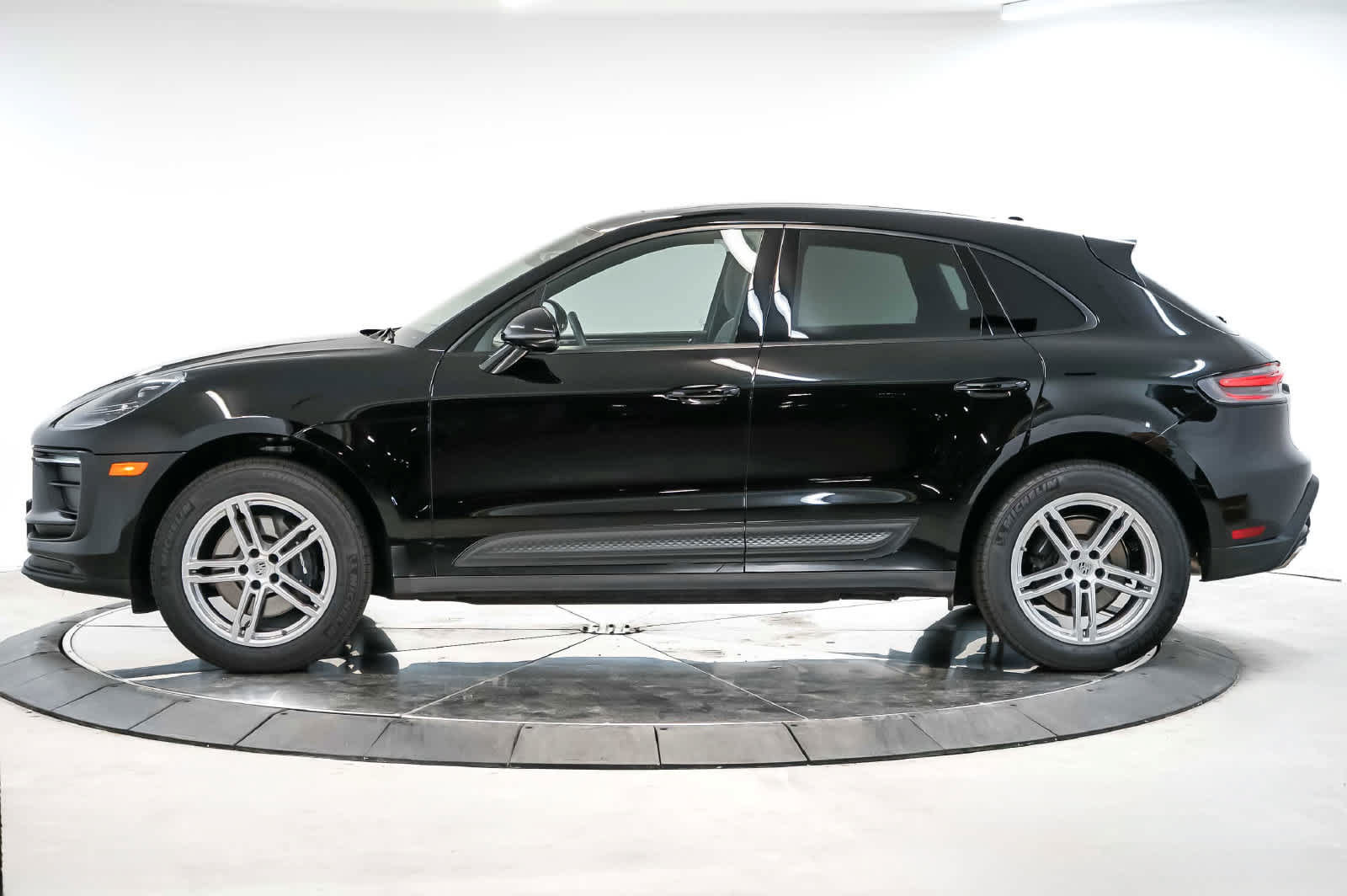 Certified 2026 Porsche Macan AWD/4WD image 2