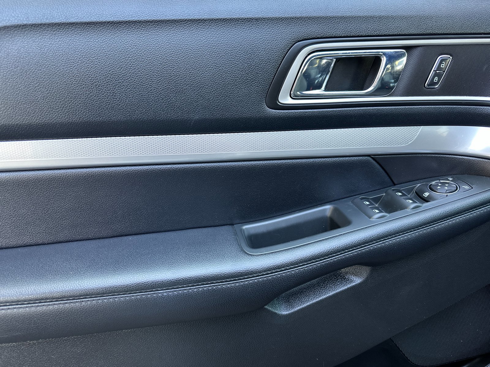 Used 2016 Ford Explorer XLT w/ Equipment Group 201A image 11