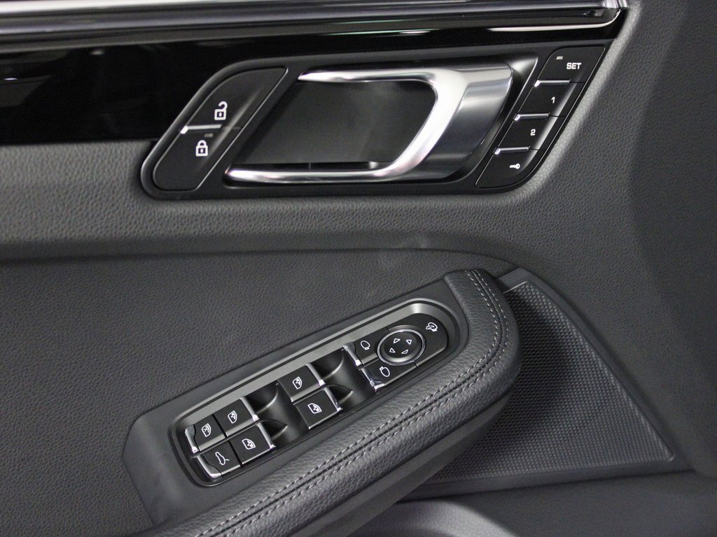 Used 2026 Porsche Macan image 16