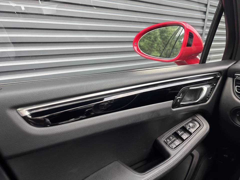 Used 2025 Porsche Macan AWD/4WD image 22