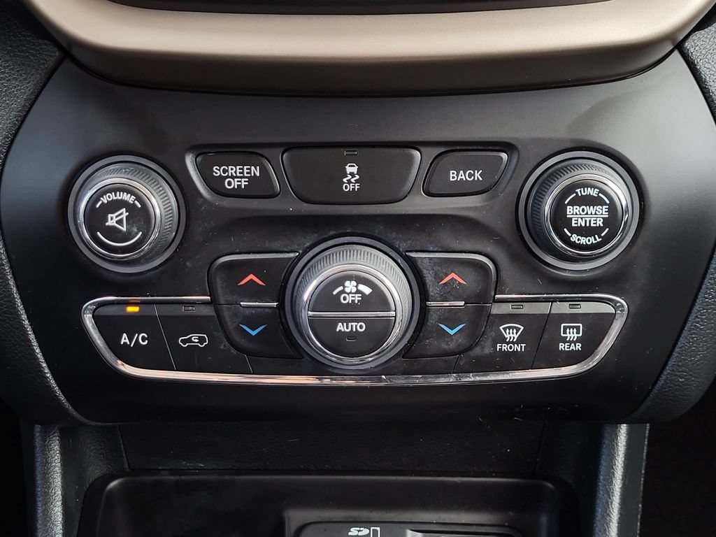 Used 2016 Jeep Cherokee Limited AWD/4WD image 10