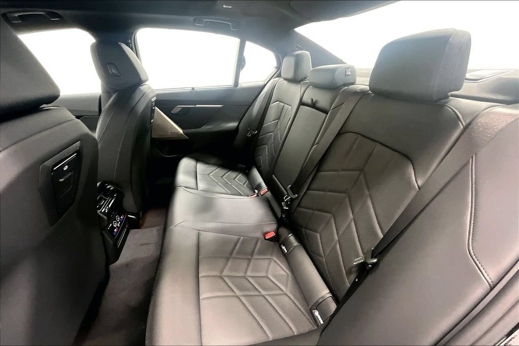 New 2026 BMW i5 eDrive40 w/ Executive Package RWD image 17