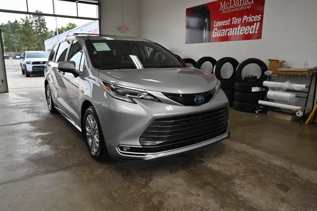 Used 2023 Toyota Sienna Platinum AWD/4WD image 3