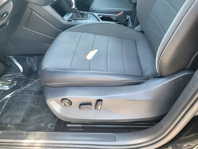 Used 2022 Volkswagen Taos SE w/ Panoramic Sunroof Package FWD image 17