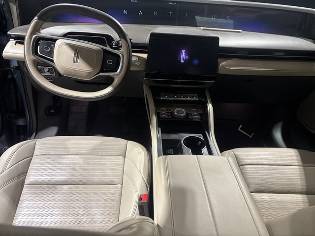 Used 2025 Lincoln Nautilus Reserve w/ Jet Appearance Package image 10
