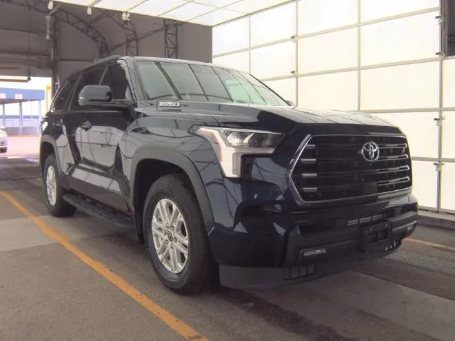 Used 2023 Toyota Sequoia SR5 w/ SR5 Premium Package AWD/4WD image 5