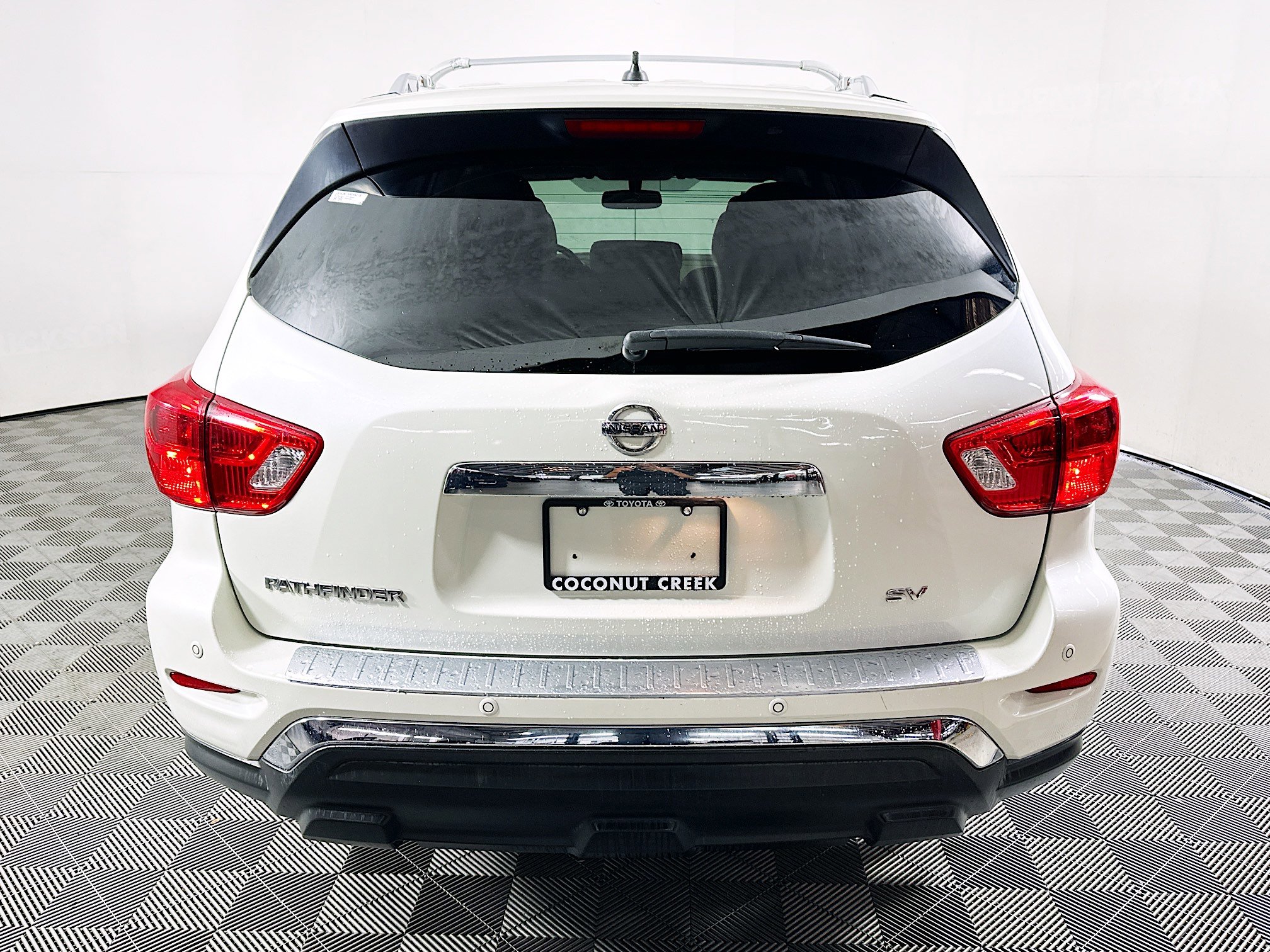 Used 2018 Nissan Pathfinder SV image 4