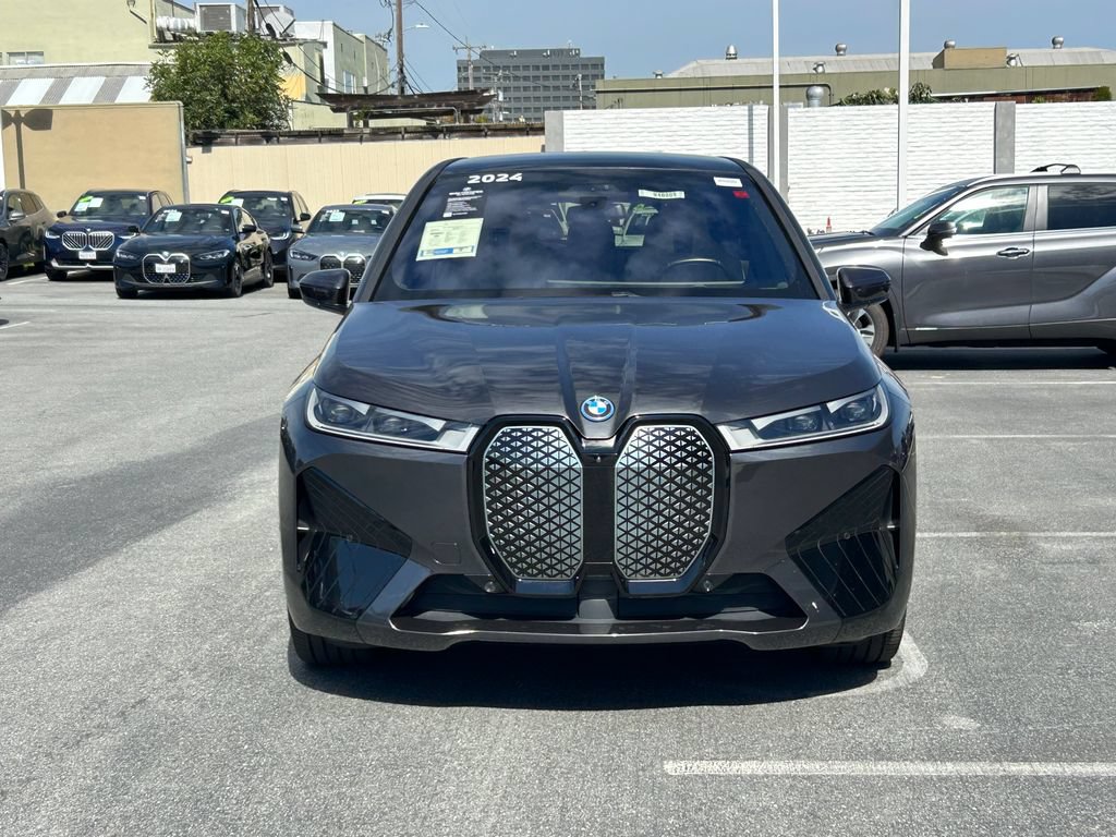 Used 2024 BMW iX xDrive50 w/ Sport Package AWD/4WD image 8