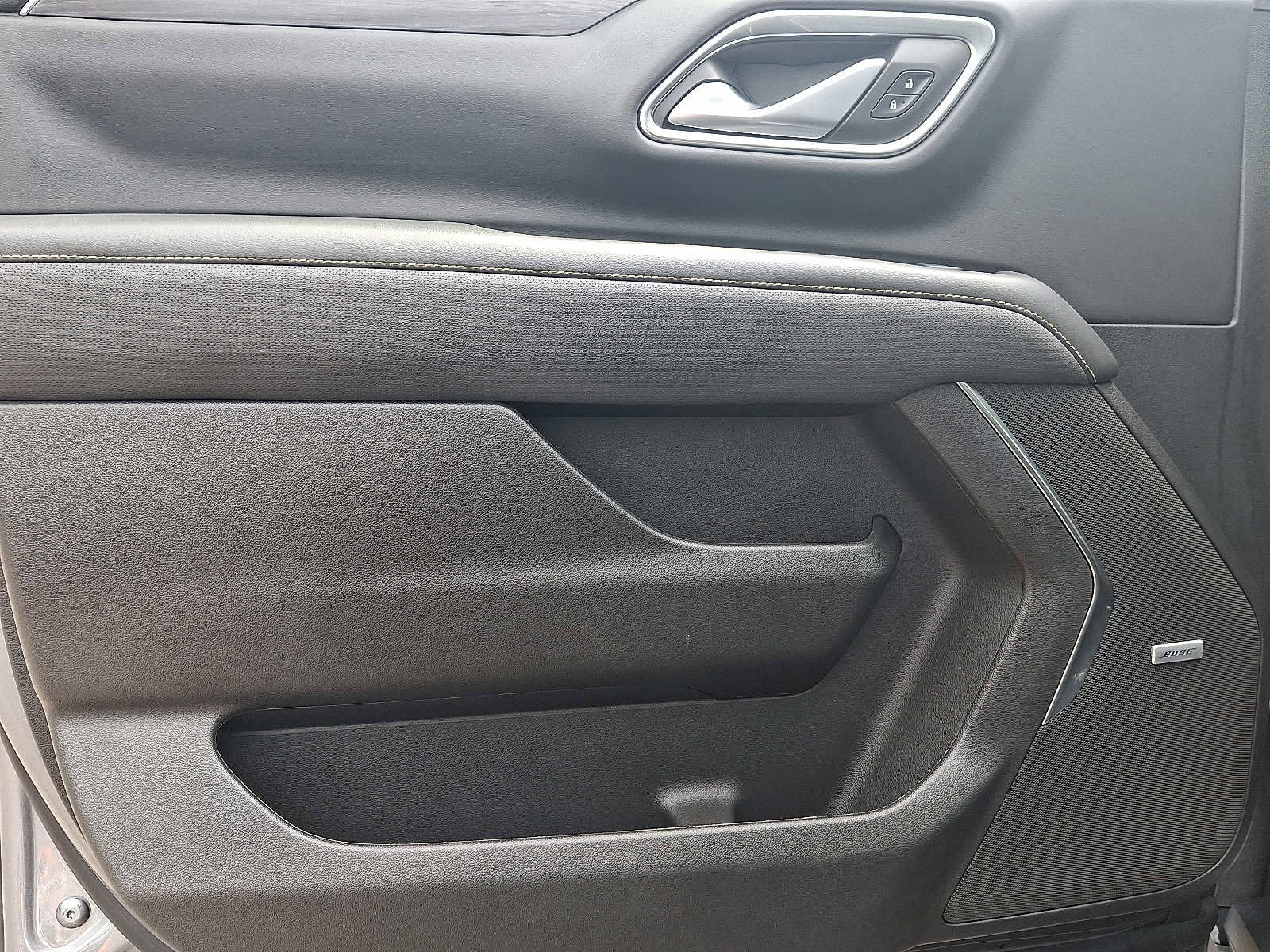 Used 2022 GMC Yukon SLT w/ SLT Premium Package image 16