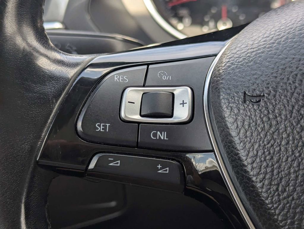 Used 2018 Volkswagen Tiguan SE w/ Panoramic Sunroof Package image 28