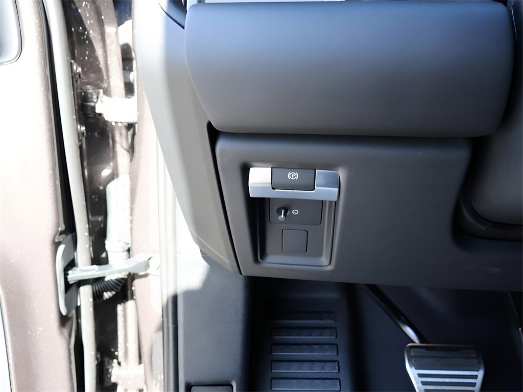 New 2026 Land Rover Defender 110 OCTA image 41