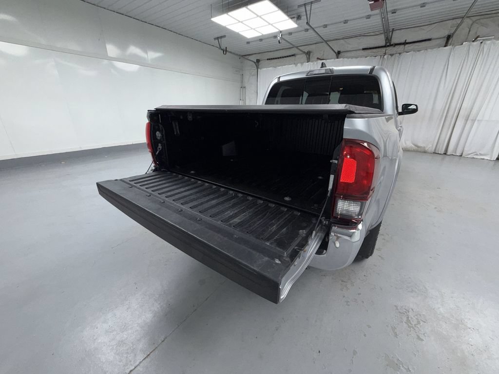 Certified 2022 Toyota Tacoma SR5 AWD/4WD image 17