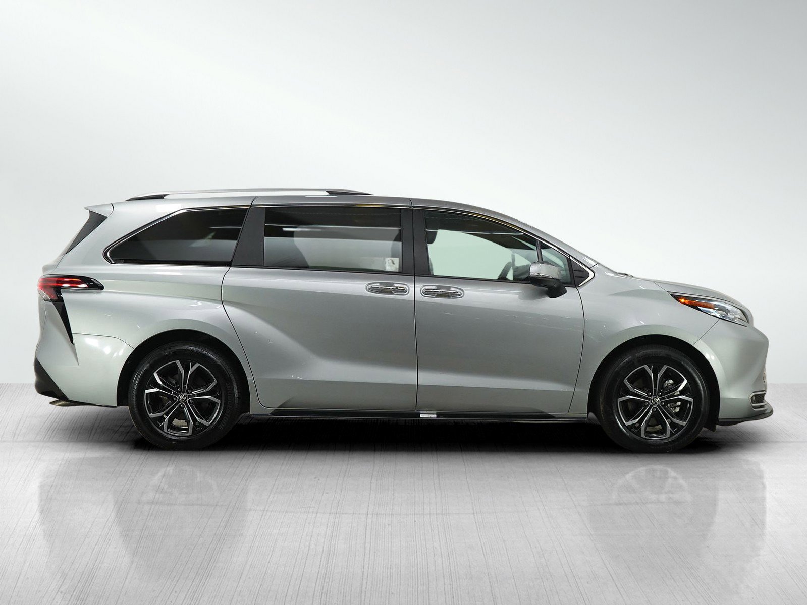 Used 2025 Toyota Sienna Platinum AWD/4WD image 6