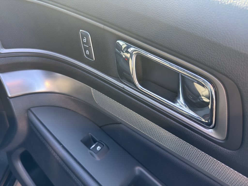 Used 2018 Ford Explorer XLT AWD/4WD image 16