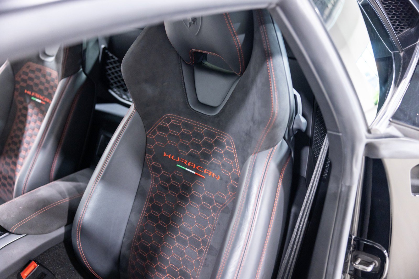 Used 2017 Lamborghini Huracan LP 580-2 RWD image 36