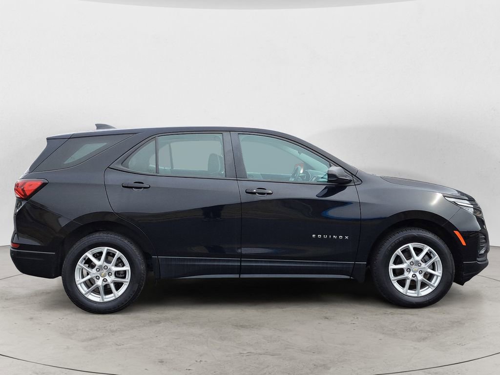 Used 2022 Chevrolet Equinox LS image 2