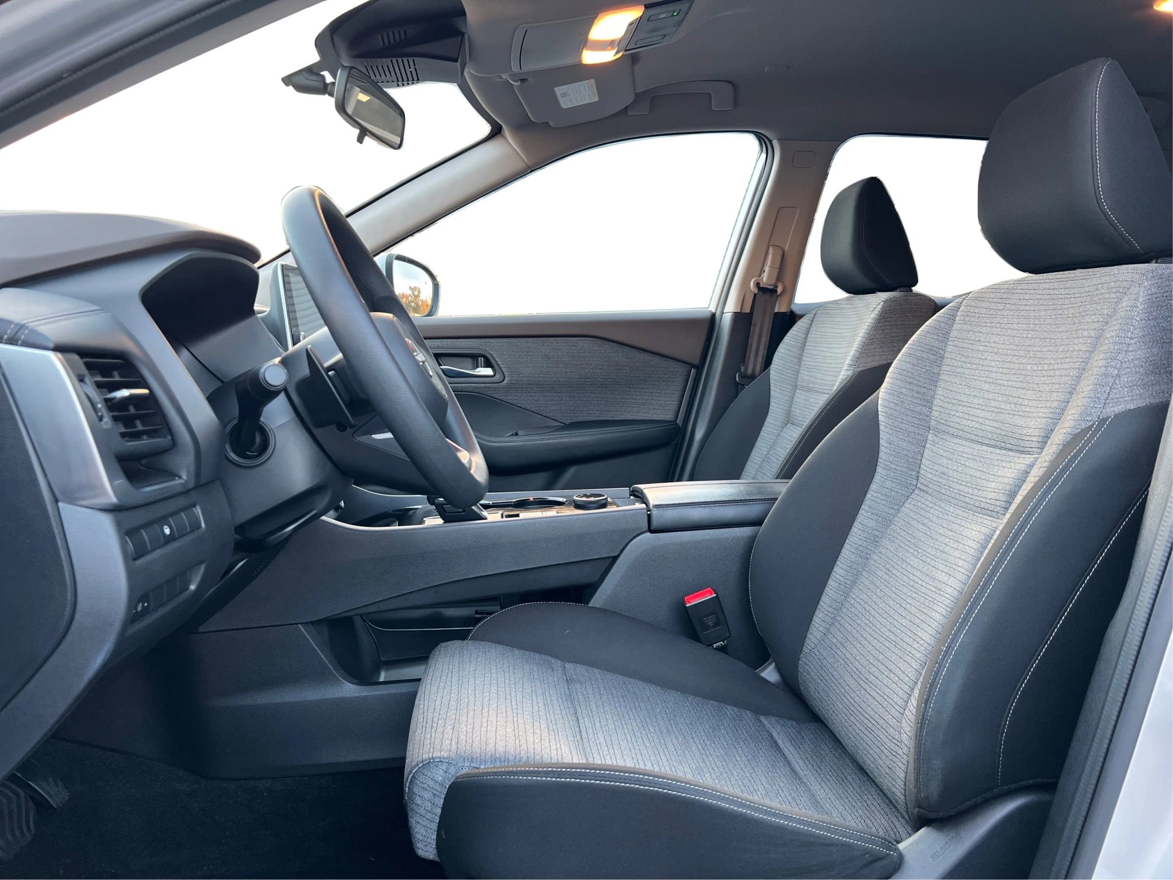 Used 2023 Nissan Rogue SV image 9