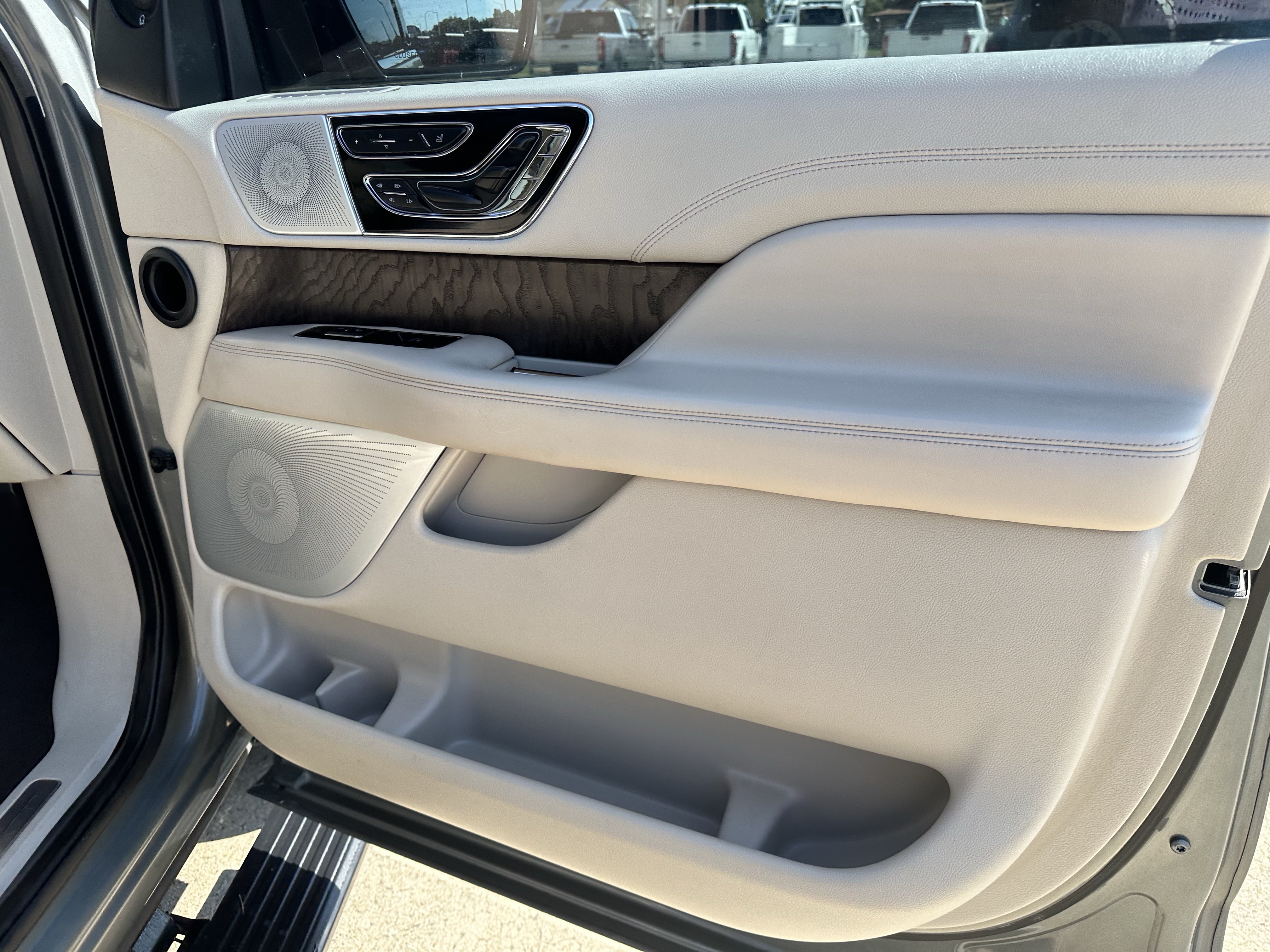 Used 2020 Lincoln Navigator L Reserve w/ Luxury Package AWD/4WD image 4