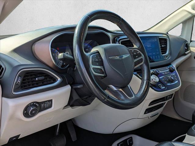Used 2017 Chrysler Pacifica Touring-L Plus FWD image 9