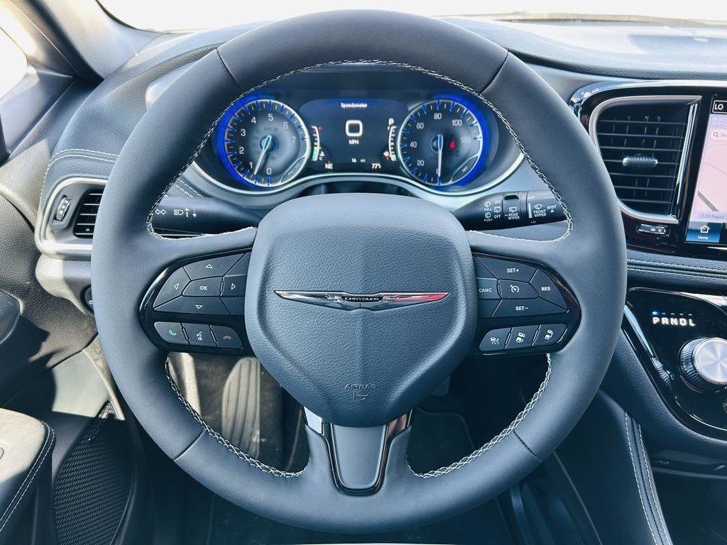 New 2026 Chrysler Pacifica Limited w/ Uconnect Theater Family Group image 24