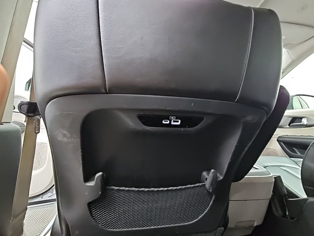 Used 2023 Chrysler Pacifica Touring-L image 31
