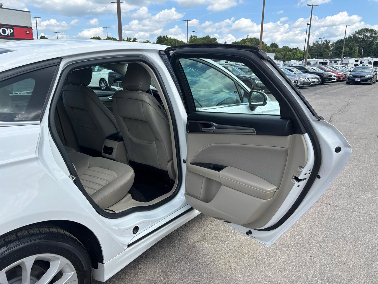 Used 2019 Ford Fusion SE FWD image 11