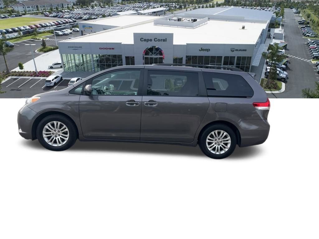 Used 2014 Toyota Sienna XLE image 28