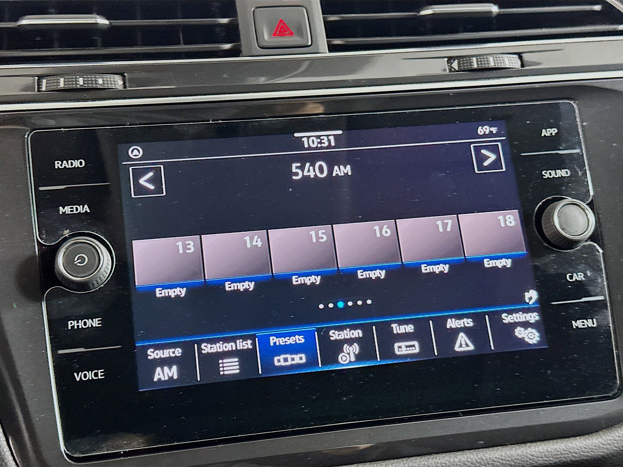 Used 2022 Volkswagen Tiguan SE w/ Panoramic Sunroof Package image 21