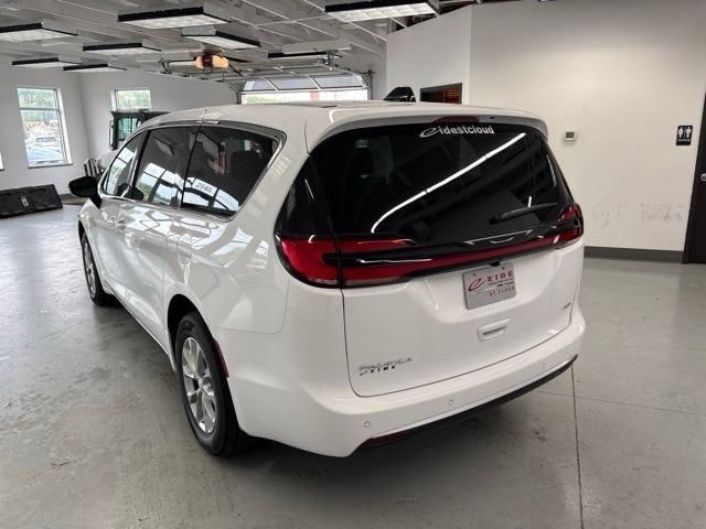 New 2027 Chrysler Pacifica Select w/ Family Tech Group AWD/4WD image 5