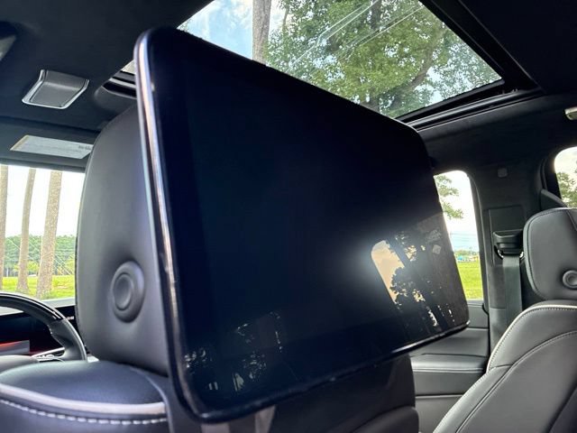 Used 2025 Cadillac Escalade ESV V AWD/4WD image 24