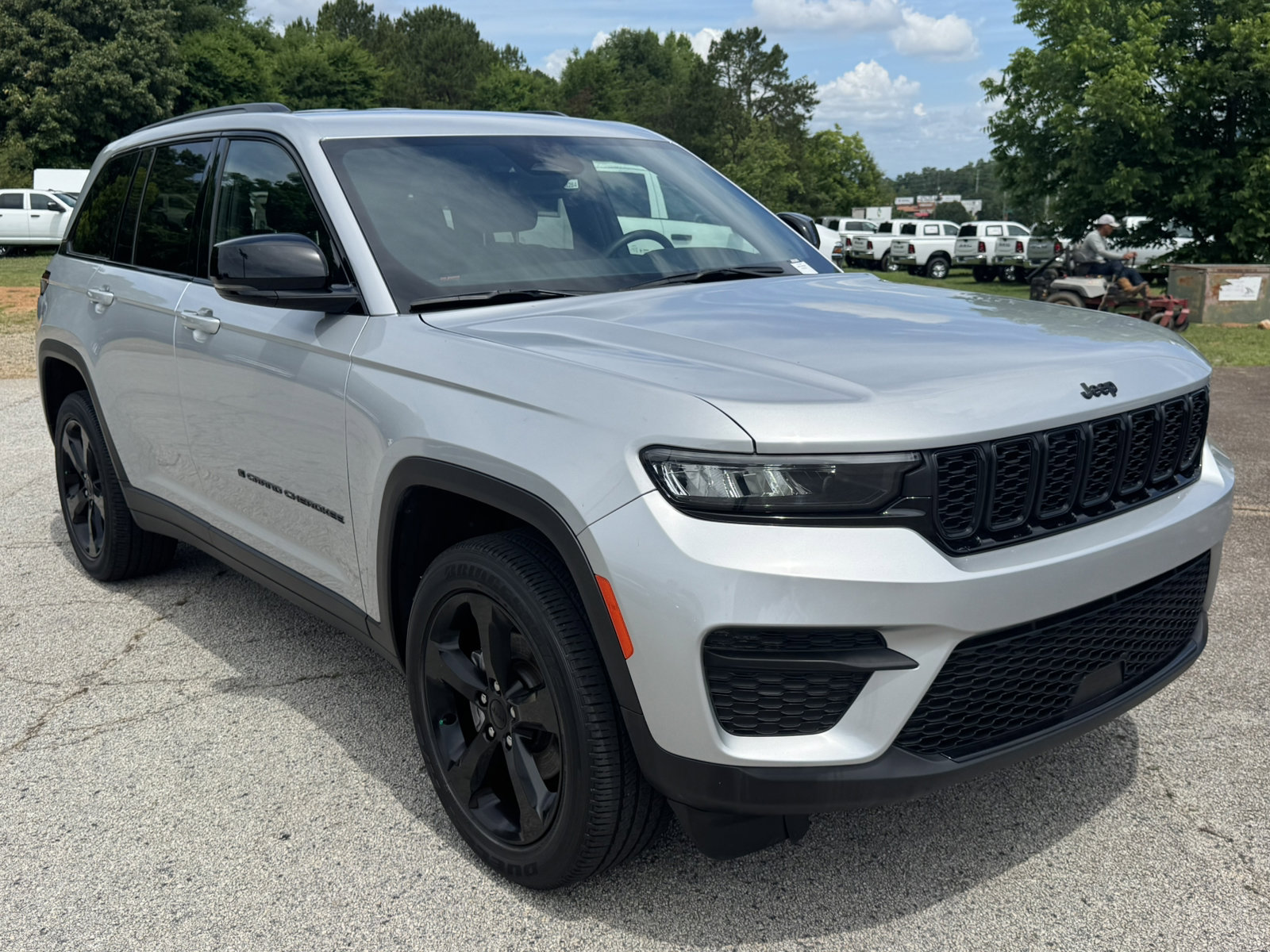 Used 2023 Jeep Grand Cherokee Altitude AWD/4WD image 3