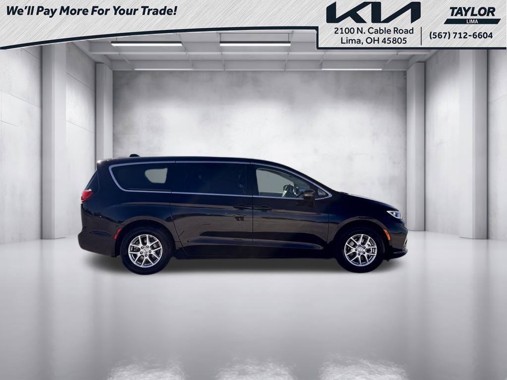 Used 2024 Chrysler Pacifica Touring-L FWD image 16
