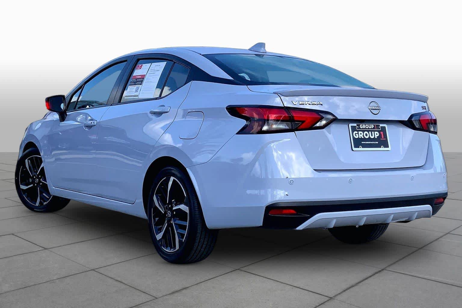 Used 2025 Nissan Versa SR FWD image 12