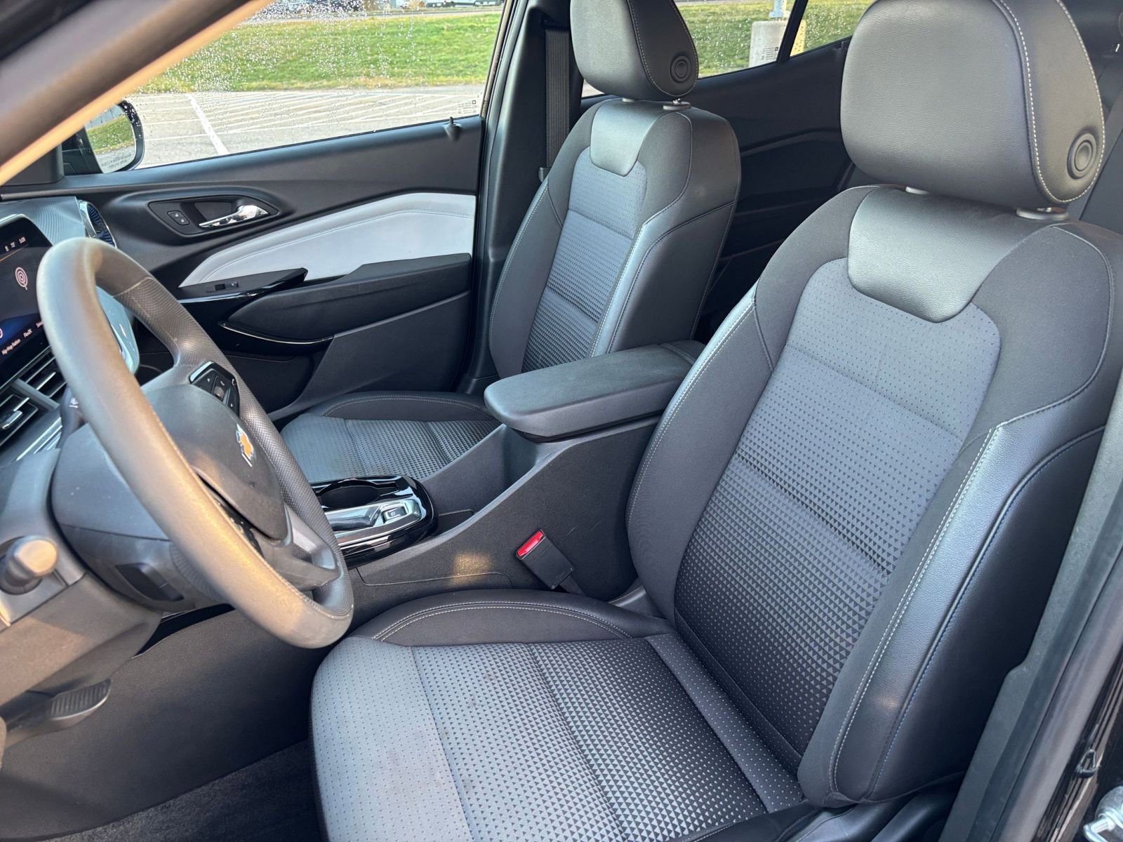 Used 2025 Chevrolet Trax LT image 35