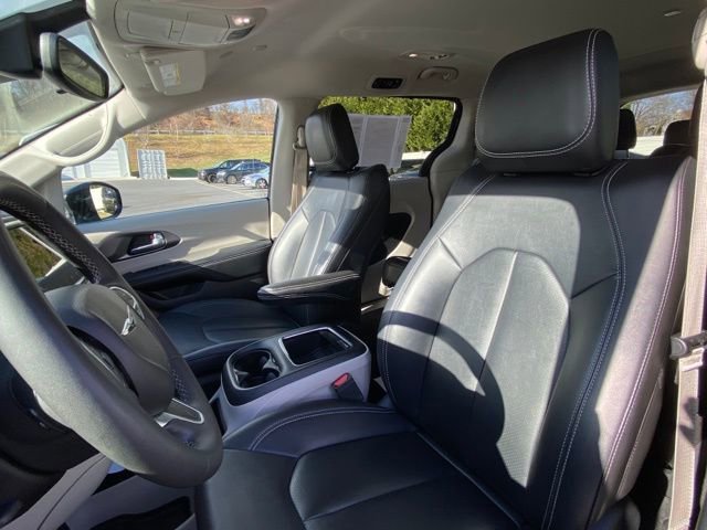 Used 2024 Chrysler Pacifica Touring-L image 14
