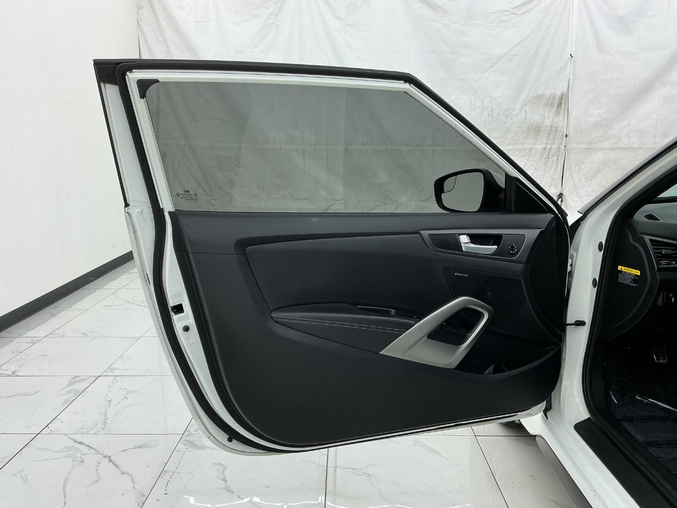 Used 2016 Hyundai Veloster Turbo FWD image 18