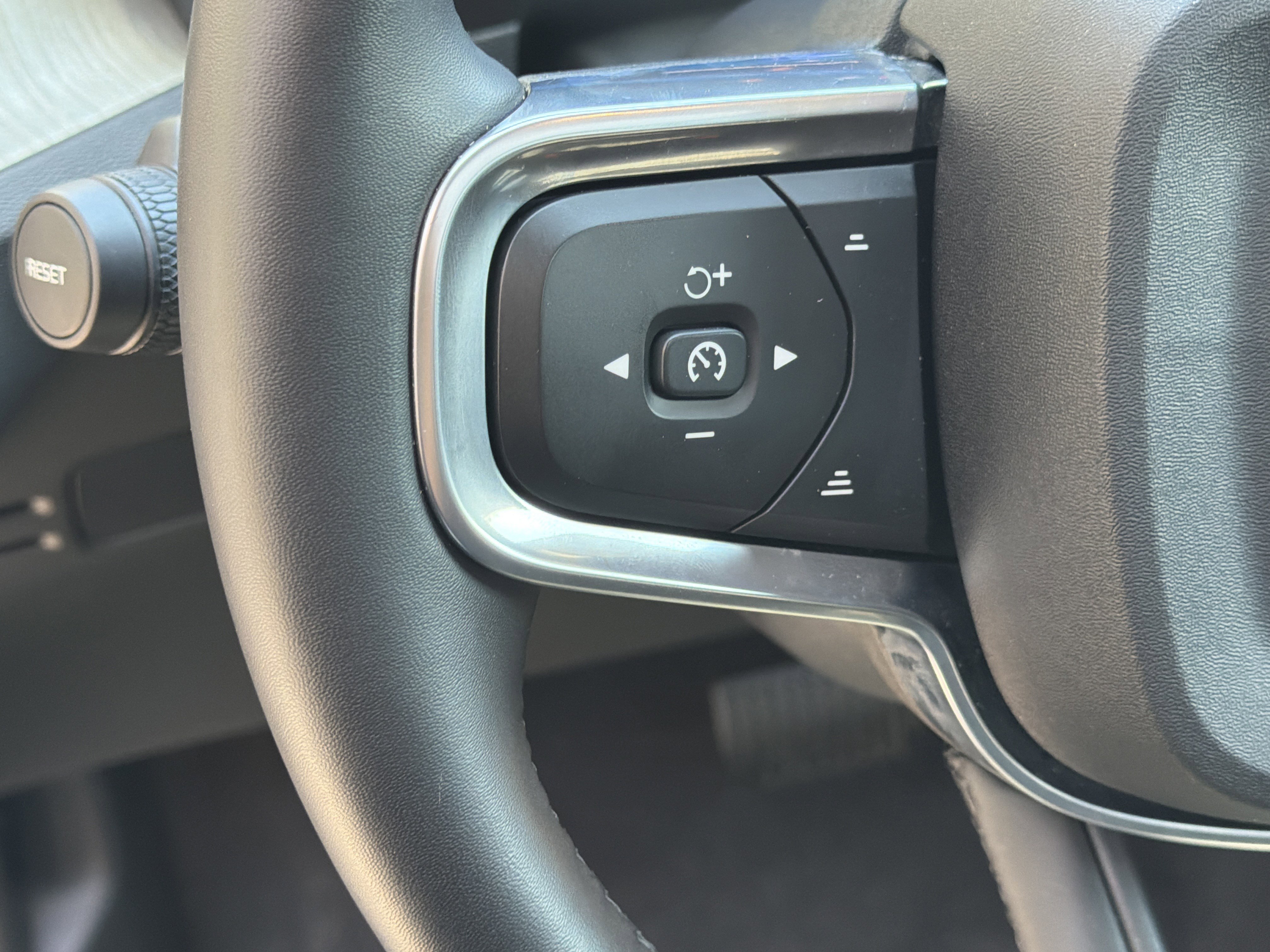 Certified 2025 Volvo XC40 B5 Core image 19