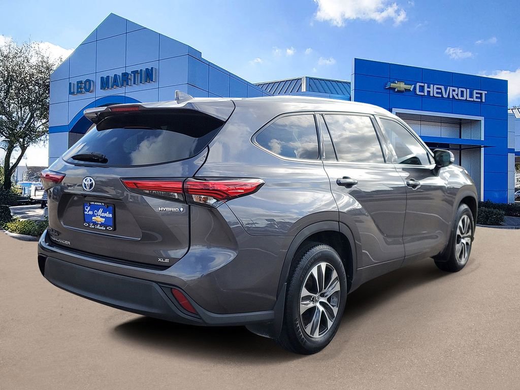 Used 2022 Toyota Highlander XLE image 3